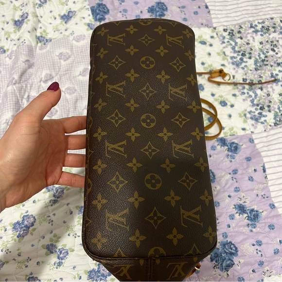 Louis Vuitton Neverfull Tote Bag - Picture 9 of 10